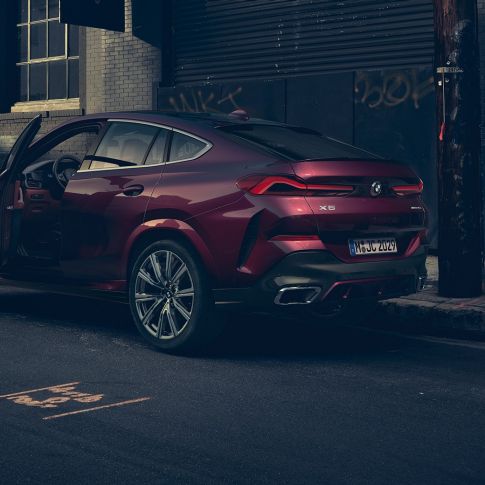 Vue arrière de la BMW X6 Individual G06. vue de trois quarts arrière de la BMW X6 Individual à l’arrêt G06.