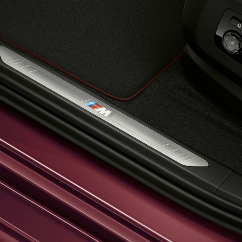 Seuil de porte BMW X6 Individual G06. Habitacle de la BMW X6 Individual avec vue en gros plan du seuil de porte G06.