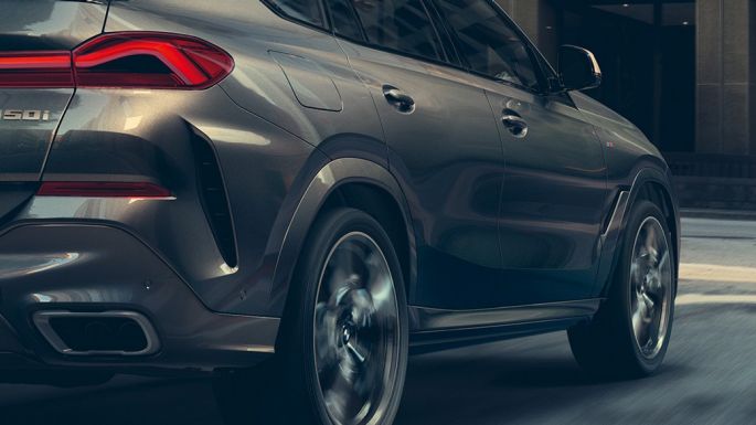 Suspensions SelectDrive M Pro G06. Vue de trois quarts arrière de la BMW X6 SUV G06.