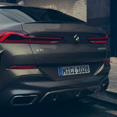 Système d’échappement M Sport de la BMW X6 G06. Gros plan du système d’échappement M Sport de la BMW X6 G06.