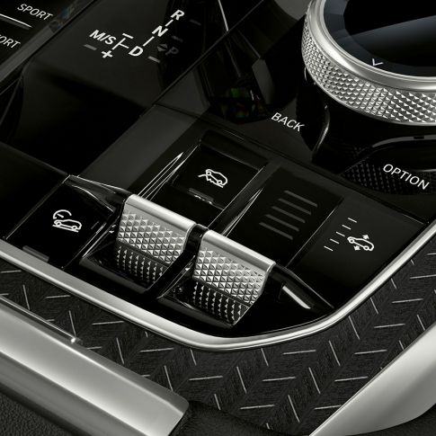 Console centrale de la BMW X6 G06. Vue en gros plan de l’habitacle de la BMW X6 avec vue sur la console centrale G06.