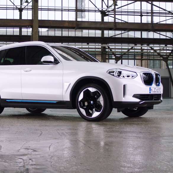 BMW iX3 G08, vidéo sur la connectivité BMW iX3 G08 2020 en Mineralweiß metallic, vidéo sur la connectivité