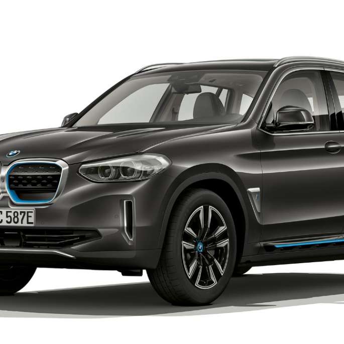BMW iX3 G08 2020, modèle « Inspiring », vue de trois quarts avant BMW iX3 G08 2020, modèle « Inspiring » en Sophistograu Brillianteffekt, vue de trois quarts avant
