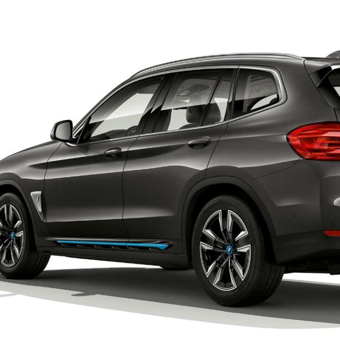 BMW iX3 G08 2020, modèle « Inspiring », vue de trois quarts arrière BMW iX3 G08 2020, modèle « Inspiring » en Sophistograu Brillianteffekt, vue de trois quarts arrière