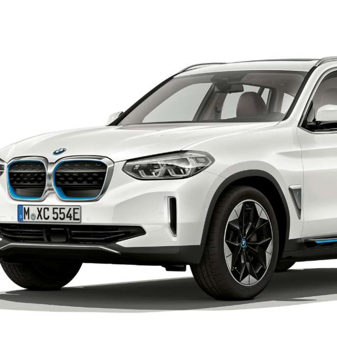 BMW iX3 G08, modèle « Impressive », vue de trois quarts avant BMW iX3 G08 2020, modèle « Impressive » en Mineralweiß metallic, vue de trois quarts avant