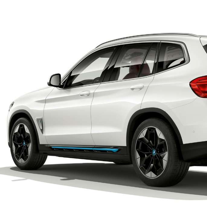 BMW iX3 G08, modèle « Impressive », vue de trois quarts arrière BMW iX3 G08 2020, modèle « Impressive » en Mineralweiß metallic, vue de trois quarts arrière