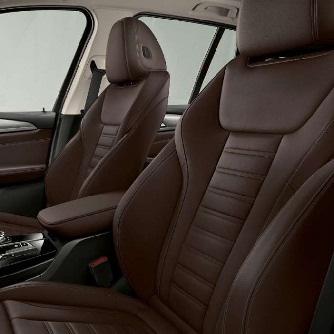 BMW iX3 G08, modèle « Impressive », sièges sport en cuir Vernasca Schwarz Sièges sport pour le conducteur et le passager avant en cuir Vernasca Schwarz pour le modèle BMW iX3 G08 2020 « Impressive », habitacle
