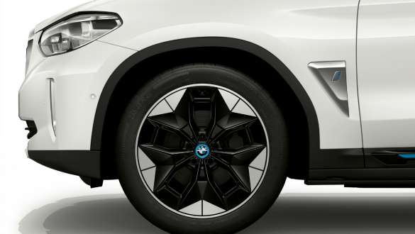 Jantes aérodynamiques 843" bicolores de la BMW iX3 SUV G08 Jantes aérodynamiques 843 bicolores de 20" avec monte de pneus mixte BMW iX3 SUV G08 2020 Mineralweiß metallic, vue en gros plan de la jante