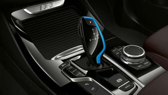 Suspension adaptative BMW iX3 SUV G08 Suspension SelectDrive BMW iX3 SUV G08 2020, levier de changement de vitesse dans l’habitacle