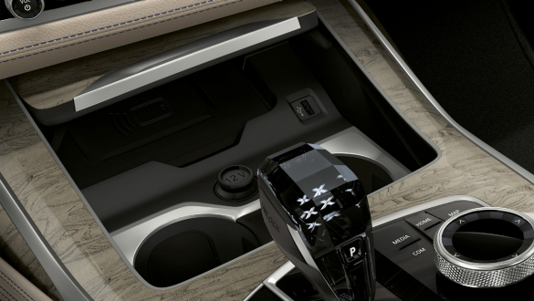 Porte-Boissons tempérés Gros plan de la console centrale avec centrage sur les porte-boissons tempérés