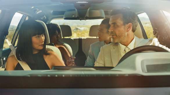 BMW Gesture Control G07 Homme et femme installés dans la voiture, femme en train d’utiliser la commande gestuelle G07