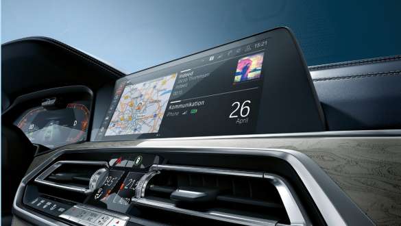 BMW Live Cockpit Professional G07 Vue diagonale en contre-plongée du BMW Live Cockpit Professional G07