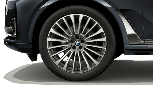 BMW X7, jantes en alliage léger de 22" Gros plan des jantes en alliage léger de 22" de la BMW X7