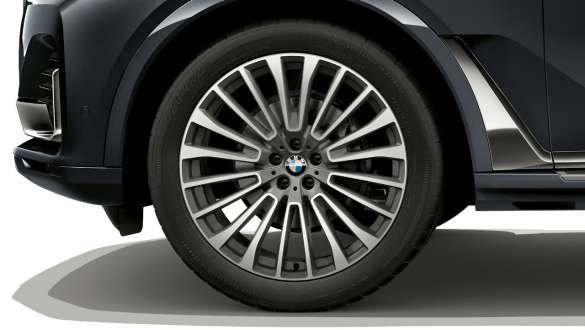 BMW X7 SUV, jantes en alliage léger de 22" G07 Gros plan des jantes en alliage léger de 22" de la BMW X7 SUV G07