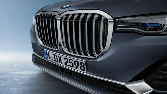 Double calandres BMW G07 Gros plan de l’avant de la BMW X7 SUV centré sur la double calandre BMW G07
