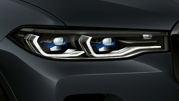 BMW Laserlight Gros plan de l’avant de la BMW X7 centré sur les phares BMW Laserlight