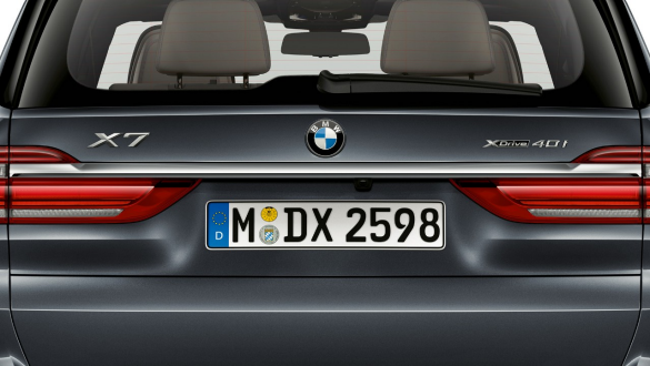 Insert chromé de la poupe Gros plan de l’insert chromé de la poupe de la BMW X7