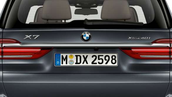 Insert chromé de la poupe G07 Gros plan de l’insert chromé de la poupe de la BMW X7 SUV G07
