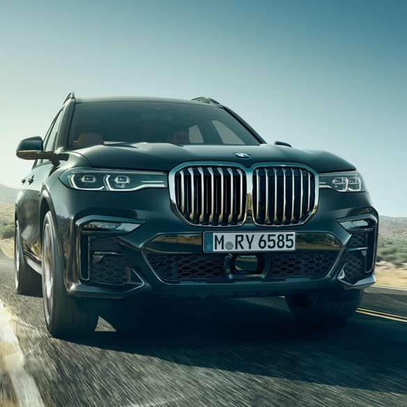 Avant de la BMW X7 G07 BMW X7 en Arktikgrau, extérieur, avant en vue rasante, G07 2019
