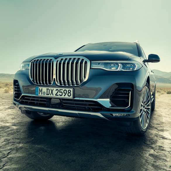 Extérieur de la BMW X7, vue diagonale en contre-plongée G07 Extérieur de la BMW X7 : vue diagonale en contre-plongée de l’avant G07