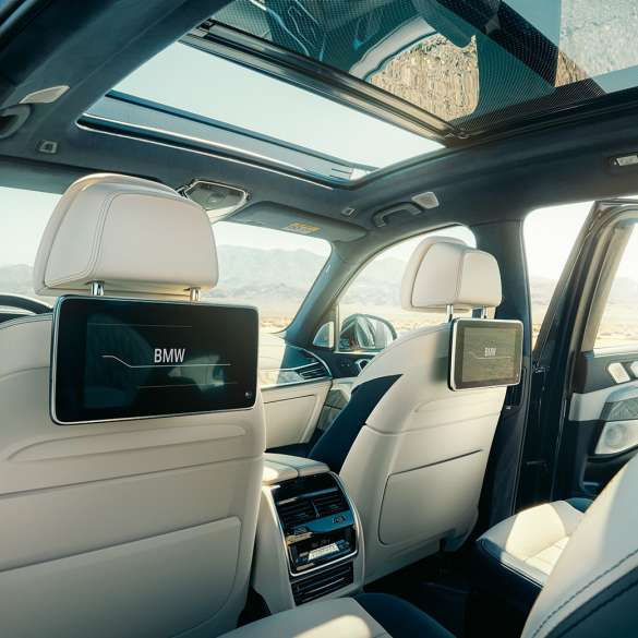 Intérieur de la BMW X7 G07 Intérieur de la BMW X7 : vue en perspective depuis la troisième rangée de sièges G07