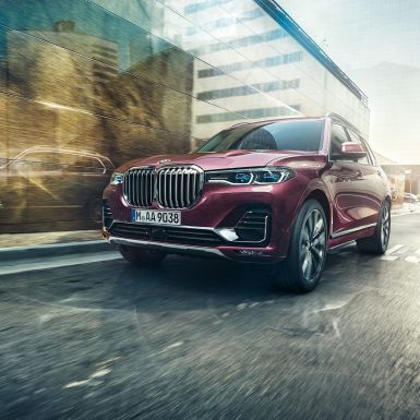 X7 xDrive40i BMW Individual, trois quarts face BMW X7 en teinte métallisée Ametrin BMW Individual en mouvement, de trois quarts face