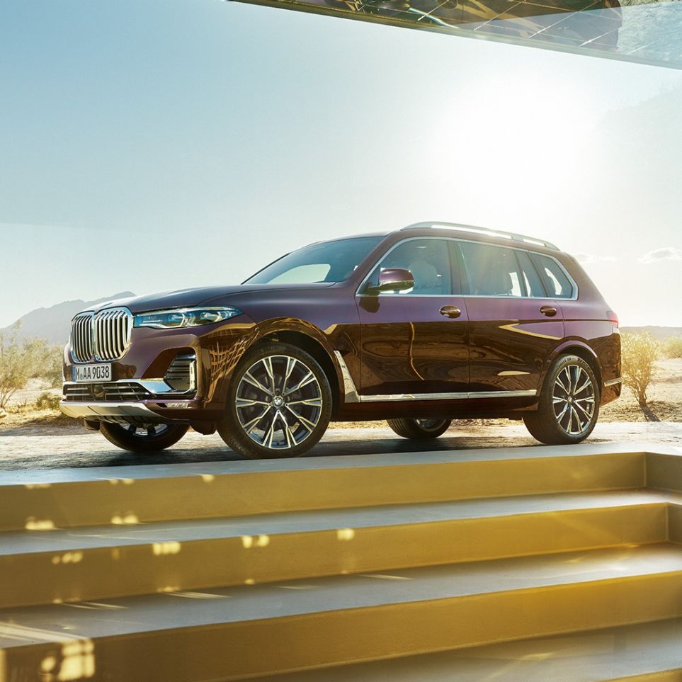 X7 xDrive40i BMW Individual, vue en plongée Vue en plongée de la BMW X7 en teinte métallisée Ametrin BMW Individual à l’arrêt.