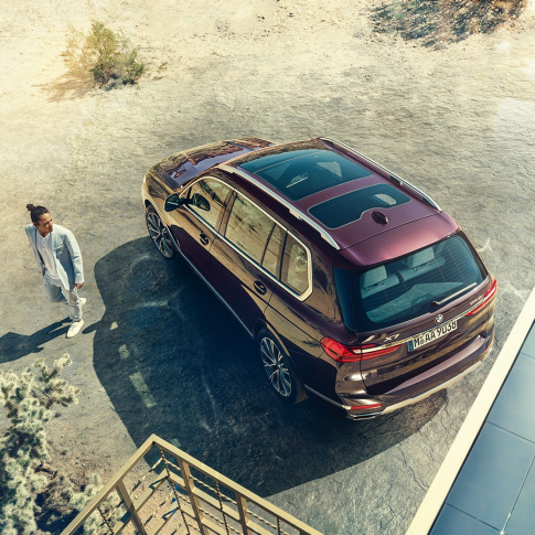 Vue de profil du X7 xDrive40i BMW Individual Vue de profil de la BMW X7 en teinte métallisée Ametrin BMW Individual à l’arrêt