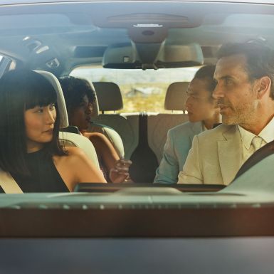BMW Gesture Control G07 Homme et femme installés dans la voiture, femme en train d’utiliser la commande gestuelle G07