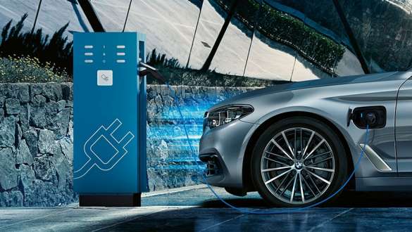 BMW série 5 Hybride branchée au travail BMW série 5 Hybride branchée au travail