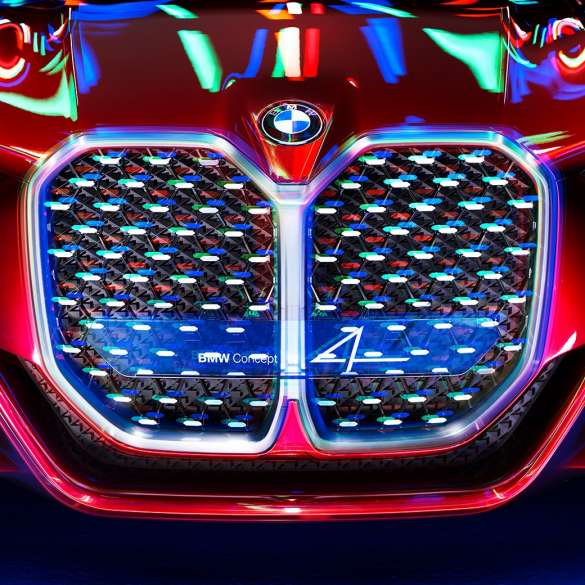Double calandre verticale de la BMW Concept 4 BMW Concept 4, Forbidden Red, design extérieur, naseaux BMW verticaux avec éléments en cristal argenté