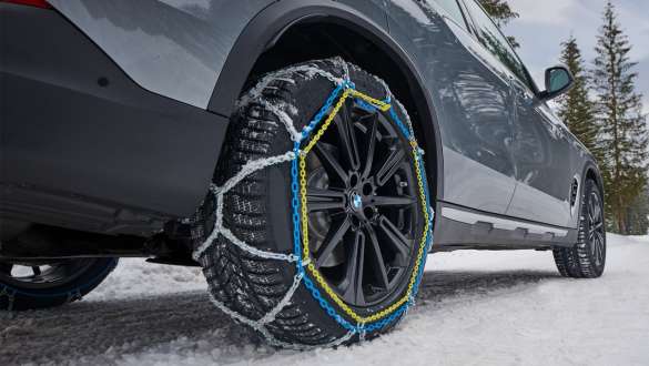Chaînes à neige BMW Comfort Plus Chaînes à neige BMW Comfort Plus sur la BMW iX (I20) sur route enneigée