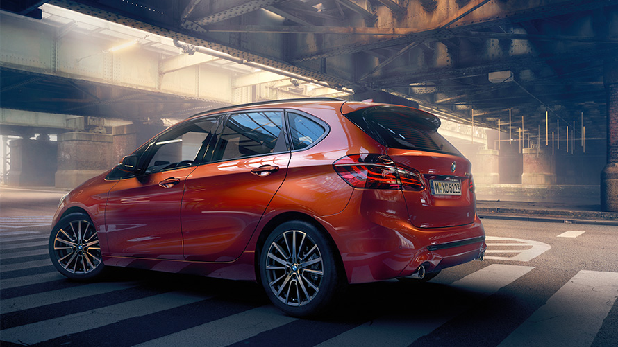 BMW Série 2 Active Tourer vue trois quart arrière en ville BMW Série 2 Active Tourer vue trois quart arrière en ville