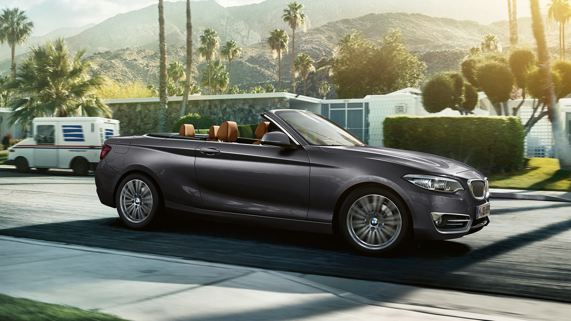 BMW Série 2 Cabriolet en mouvement, vue de profil BMW Série 2 Cabriolet en mouvement, vue de profil