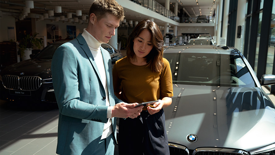 Collaborateur de service BMW accueille les clients Collaborateur de service BMW accueille les clients