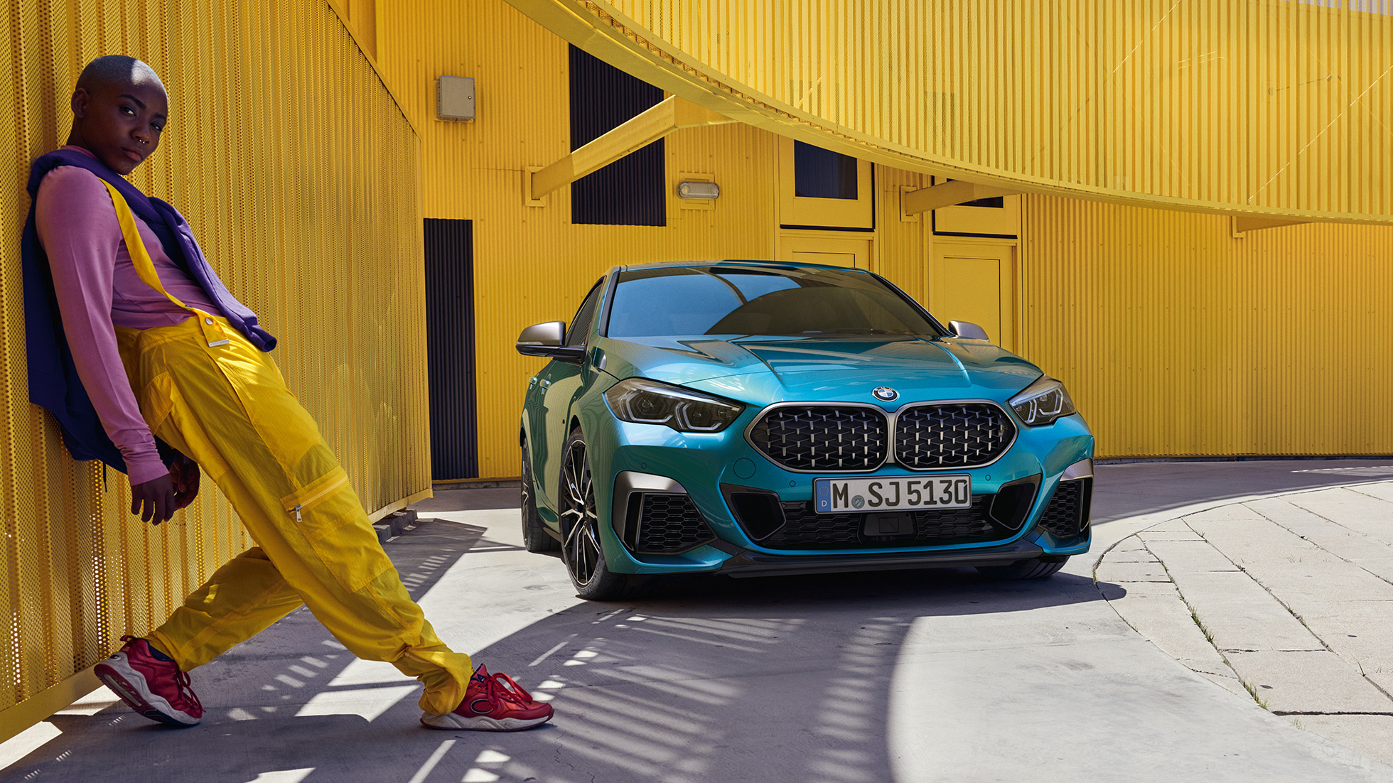 Avant BMW Série 2 Gran Coupé BMW Série 2 Gran Coupé avec double calandre de style Mesh Snapper Rocks Blau metallic F44, vue de trois quarts face