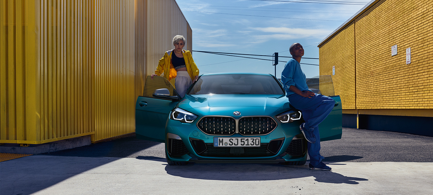 BMW Série 2 Gran Coupé, vue frontale avec portes avant ouvertes F44 BMW Série 2 Gran Coupé Snapper Rocks Blau metallic F44, vue de face avec portes avant ouvertes F44