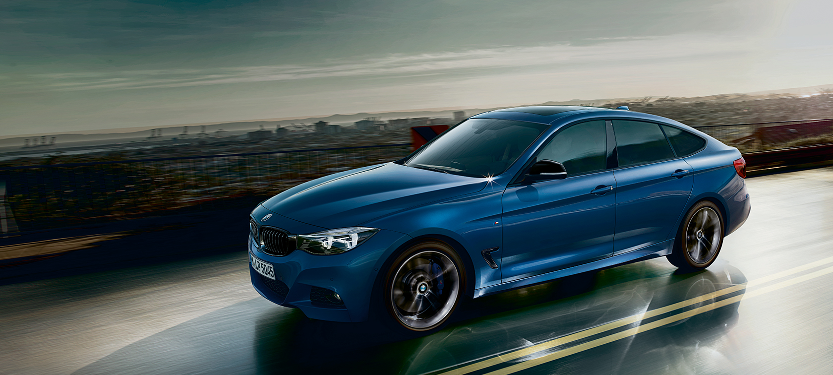 BMW Série 3 Gran Turismo en mouvement, vue de face BMW Série 3 Gran Turismo en mouvement, vue de face