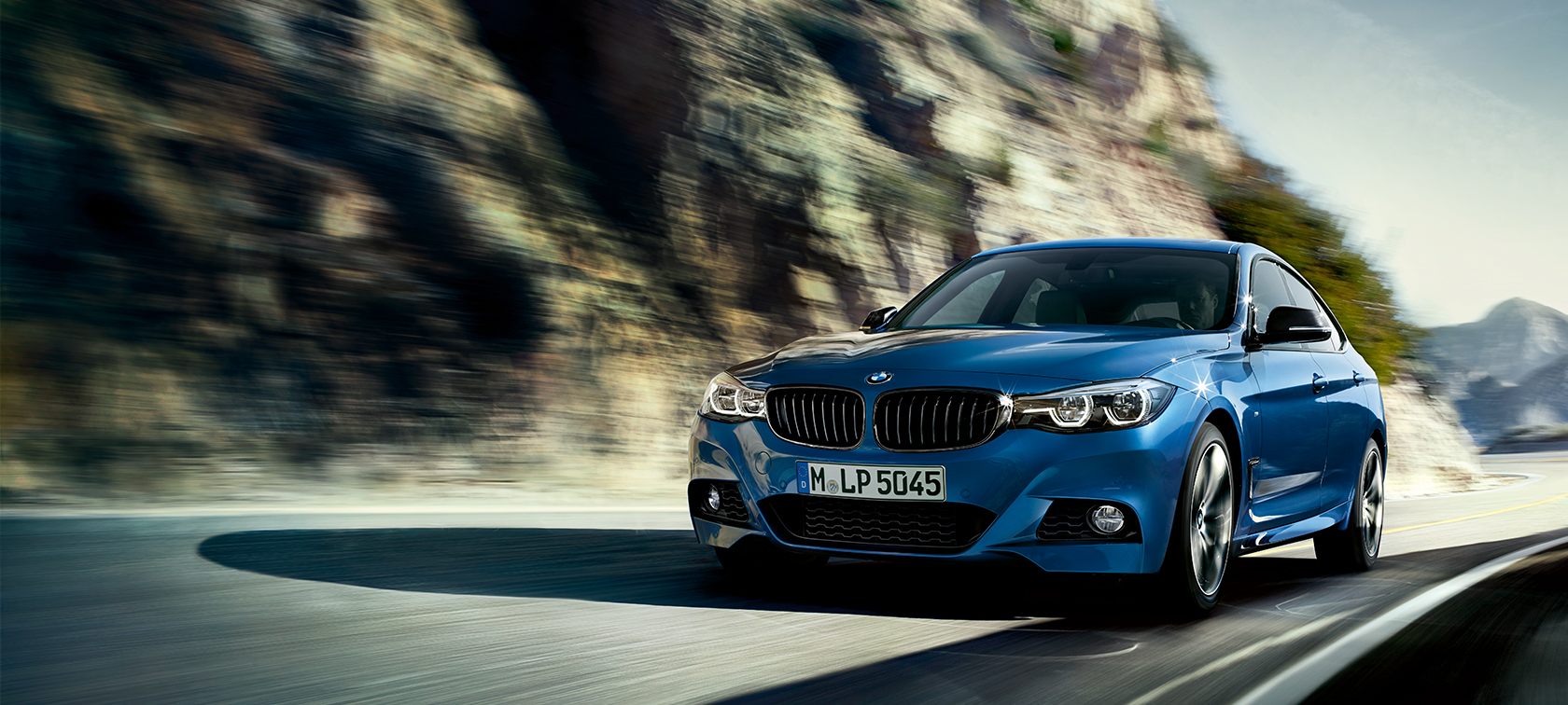 BMW Série 3 Gran Turismo en mouvement, vue de face BMW Série 3 Gran Turismo en mouvement, vue de face