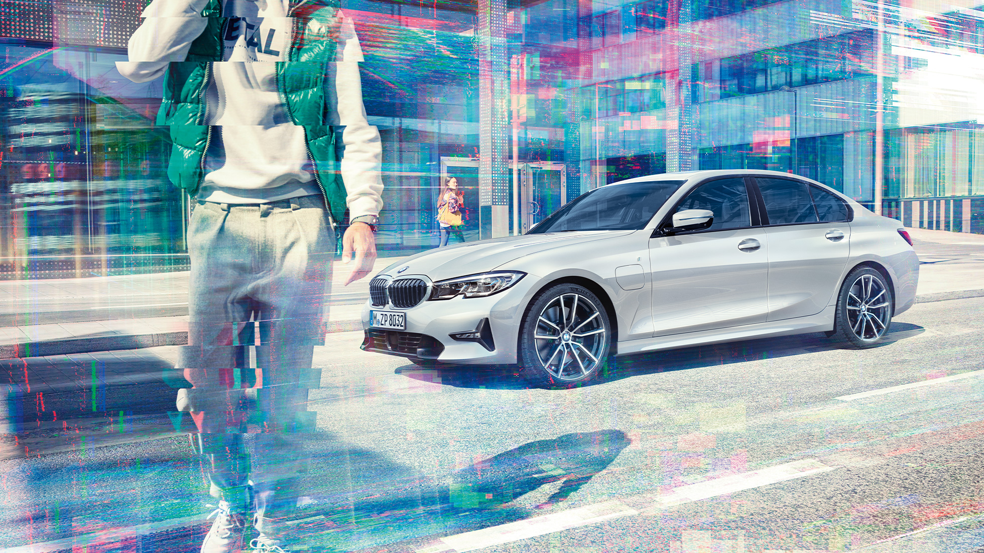 Vue latérale de la BMW Série 3 Berline BMW 330e BMW Série 3 Berline BMW 330e G20 Glaciersilber metallic, vue latérale en mouvement
