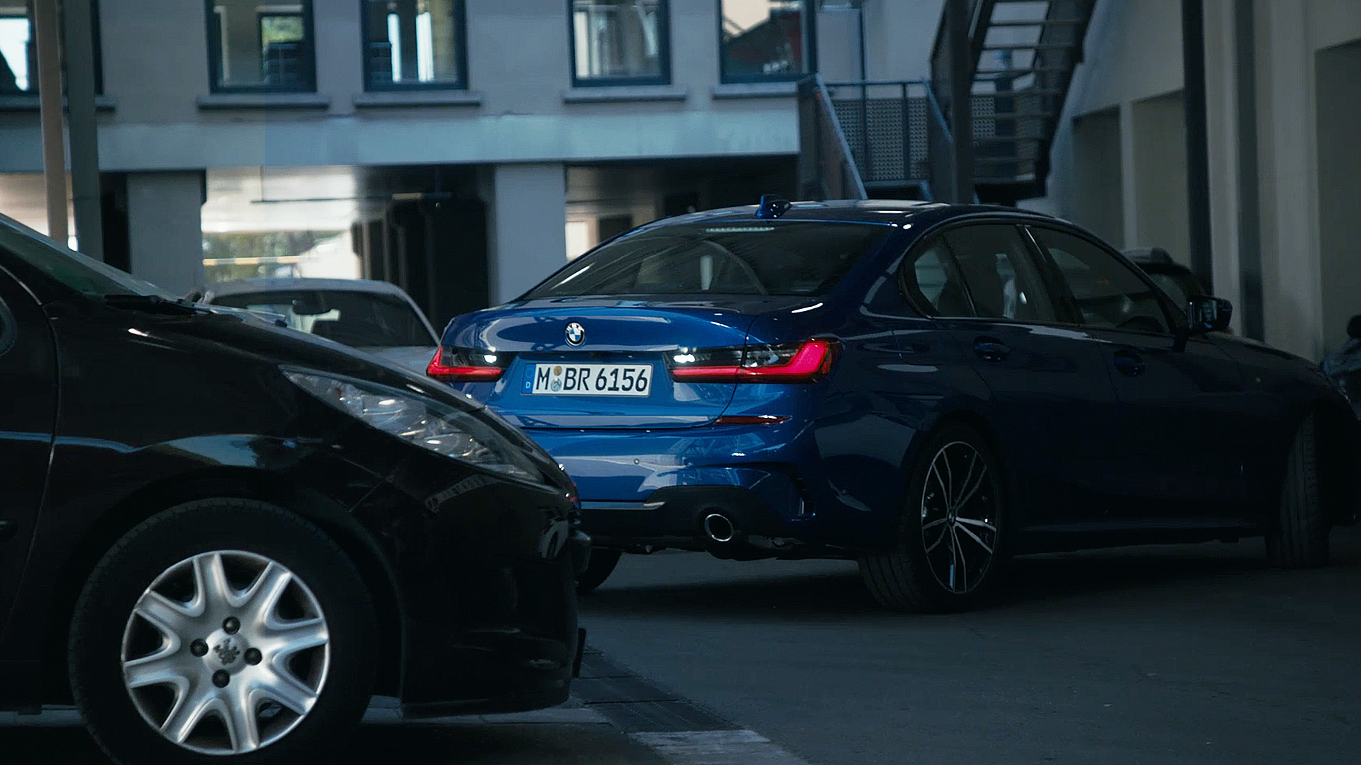 BMW Série 3 Berline, assistant de marche arrière G20. Gros plan sur les affichages avec IPA du poste de conduite de la BMW Série 3 Berline G20.