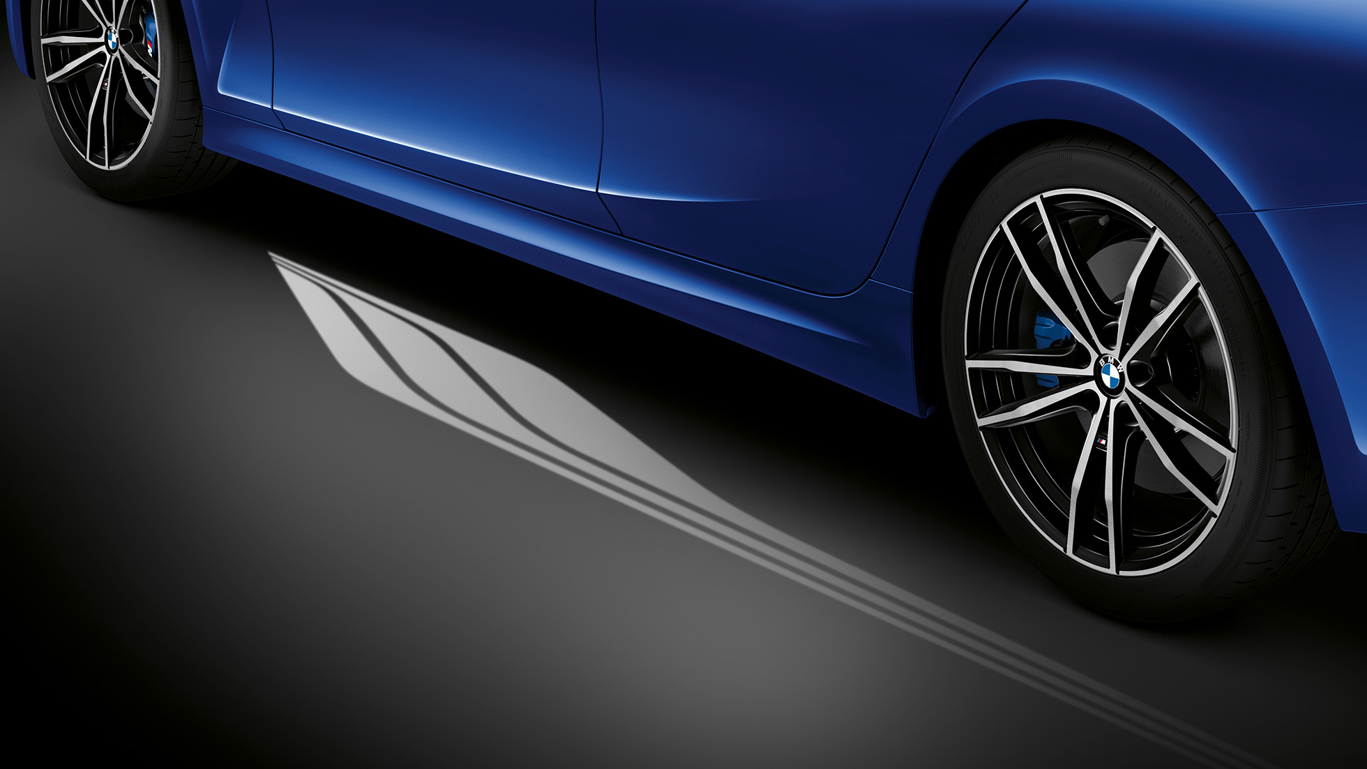 BMW Série 3 Berline, éclairage de bienvenue G20. Détail sur le côté de la portière conducteur ouverte avec l'éclairage de bienvenue G20