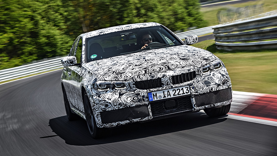 La BMW Série 3 en action Vue de face du prototype secret de la BMW Série 3 sur le circuit.