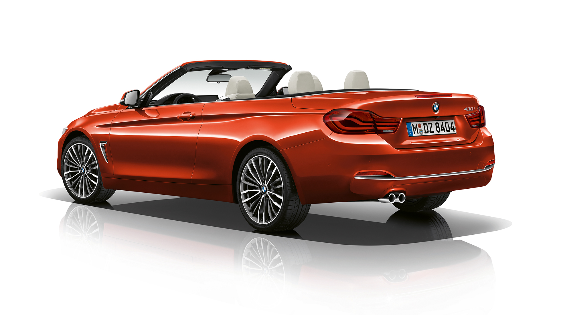 BMW Série 4 Cabriolet, Modèle Luxury, vue de trois quarts de la poupe BMW Série 4 Cabriolet, Modèle Luxury, vue de trois quarts de la poupe