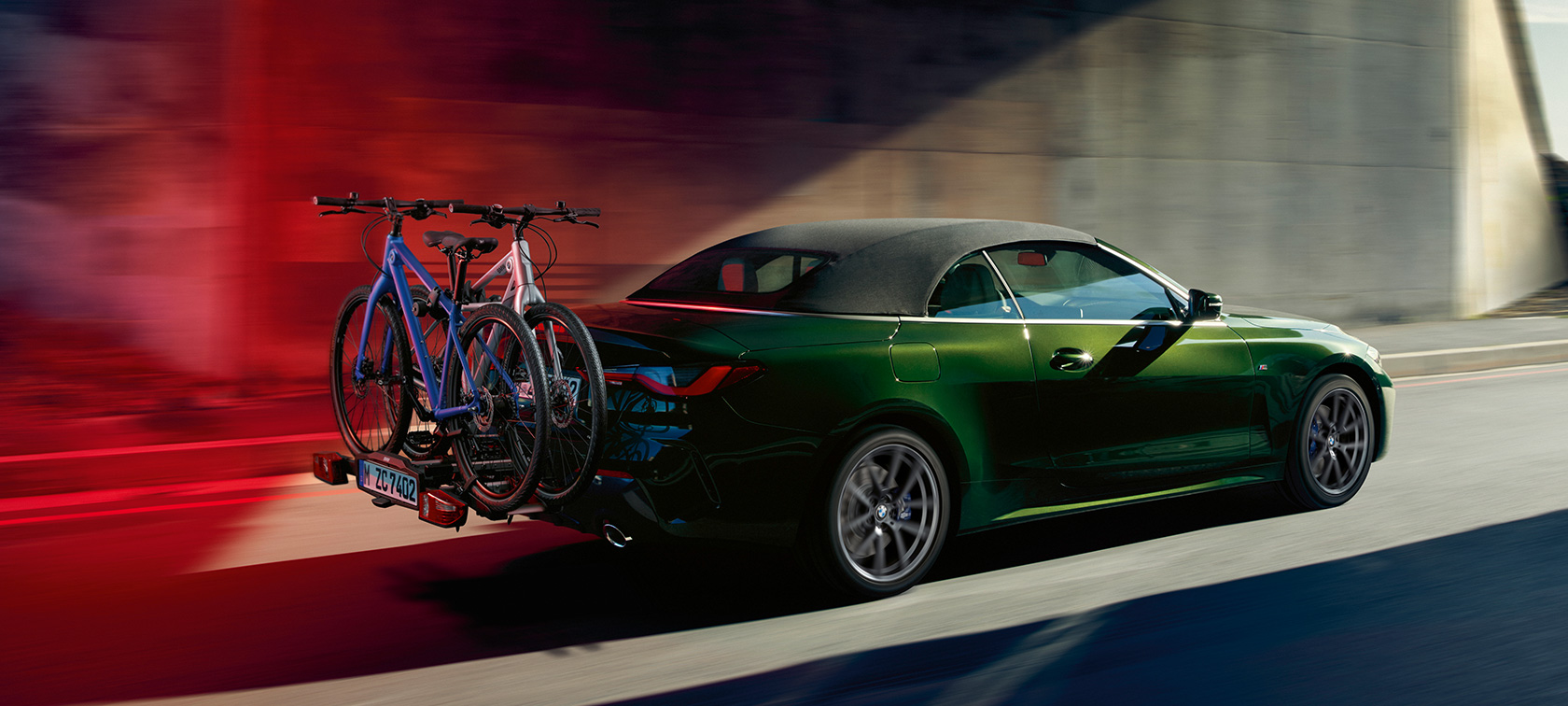 BMW Série 4 Cabriolet G23 2020 Sanremo Green metallic, vue de trois quarts arrière avec porte-vélos arrière Pro 2.0