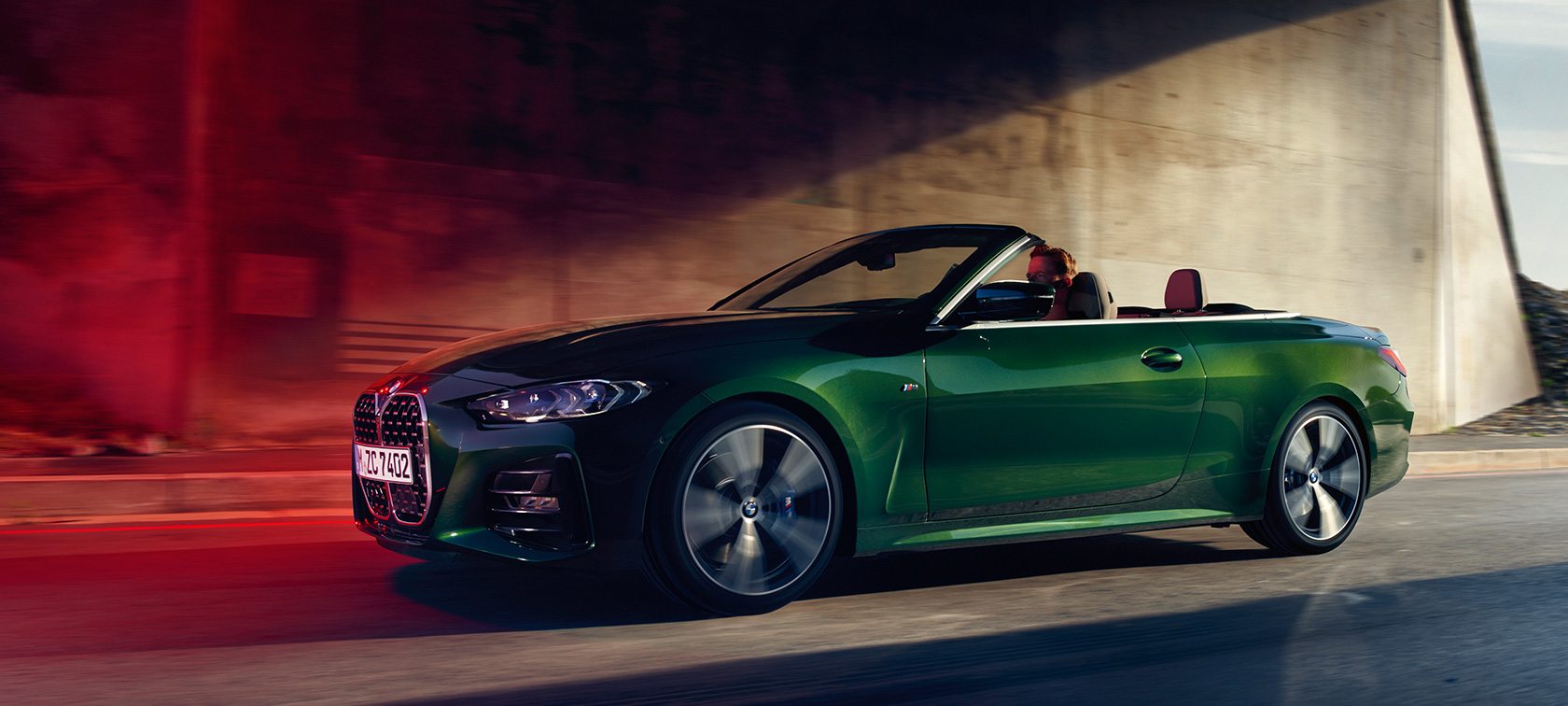 BMW Série 4 Cabriolet G23 2020 Sanremo Green metallic en mouvement, vue de trois quarts de profil