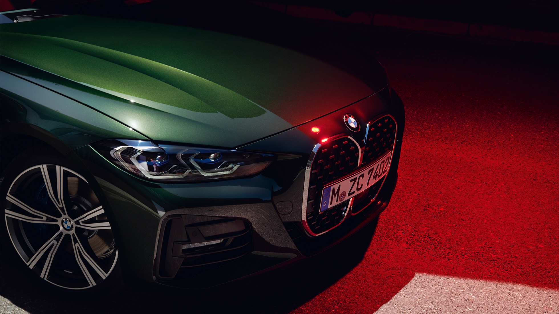Vue avant de la calandre de la BMW Série 4 Cabriolet G23 2020 BMW Série 4 Cabriolet G23 2020 Sanremo Green metallic, vue avant en gros plan de la calandre, voiture à l'arrêt