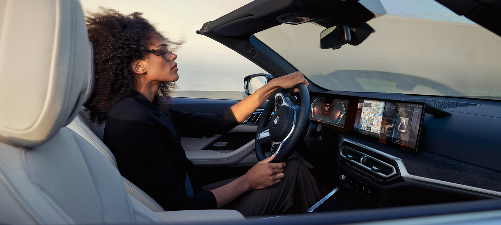 Habitacle de la BMW Série 4 Cabriolet G23 2020, systèmes d’assistance au conducteur et services numériques