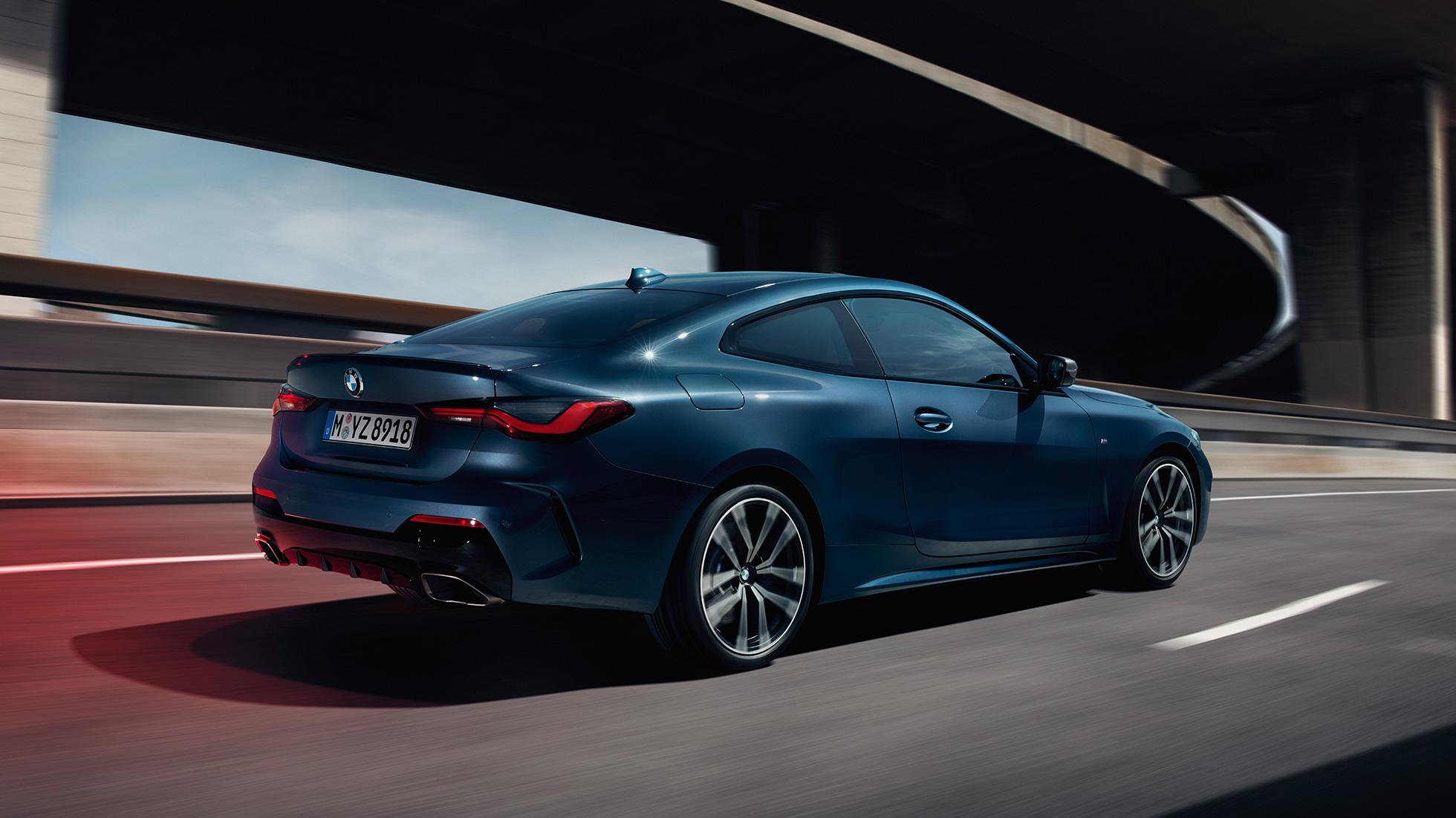 Vue de trois quarts de profil de la BMW Série 4 Coupé G22 2020 BMW Série 4 Coupé G22 2020 Arctic Race Blue metallic en mouvement, vue de trois quarts de profil