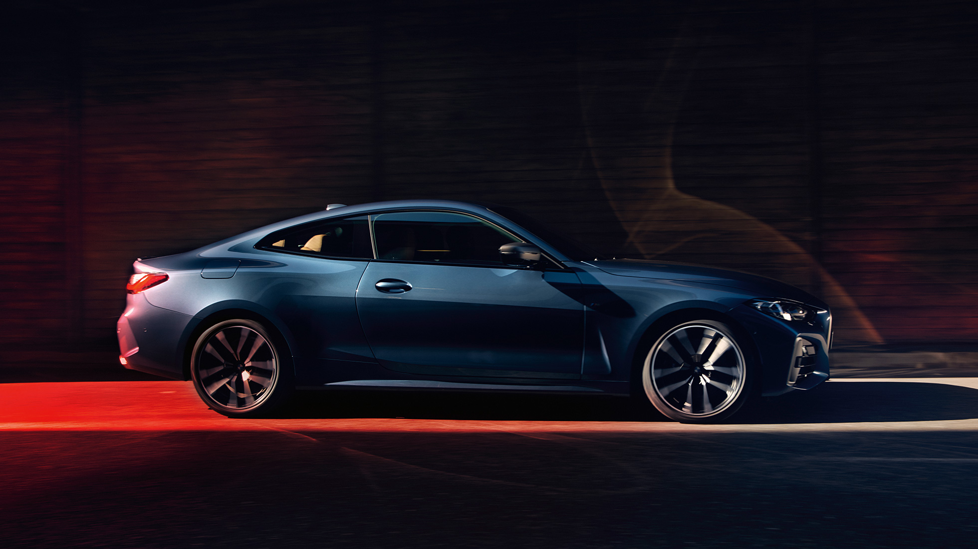 Vue de profil de la BMW Série 4 Coupé G22 2020 BMW Série 4 Coupé G22 2020 Arctic Race Blue metallic en mouvement, vue de profil